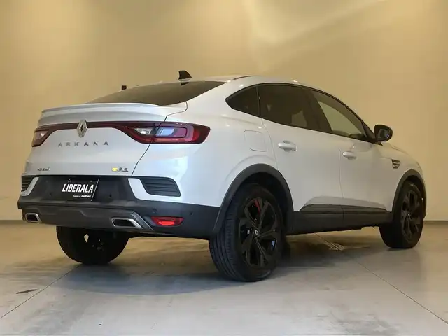 ルノー ルノー アルカナ RSライン マイルドハイブリッド 熊本県 2022(令4)年 1.7万km 白 ・スマートキー/・プッシュスタート/・アクティブブレーキ/・車間距離警告/・標識認識/・レーンキープアシスト/・ブラインドスポットモニター/・前後パークアシスト/・サイドパークアシスト/・リアクロストラフィックアラート/・クルーズコントロール(追従式)/・ハーフレザーシート/・前席パワーシート/・前席シートイーター/・ハンドルヒーター /・純正ディスプレイオーディオ/　【Bluetooth・USB・AppleCarPlay・AndroidAuto】/・全方位カメラ/・ETC/・ドライブレコーダー(前方録画)/・LEDヘッドランプ/・純正マット/・保証書/取説