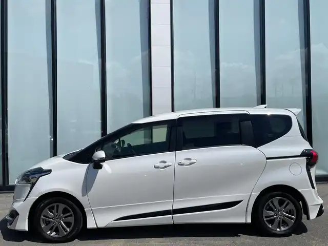 トヨタ シエンタ ハイブリッド G クエロ 大阪府 2020(令2)年 6万km ホワイトパールクリスタルシャイン クルーズコントロール /バックカメラ/ 純正ナビ /両側電動パワースライドドア　/Bluetooth　/フルセグテレビ　/メモリーナビ　/CD/DVD再生機能あり/ETC2.0　/純正フロアマット　/ハーフレザーシート　/レーンアシスト　/LEDヘッドライト