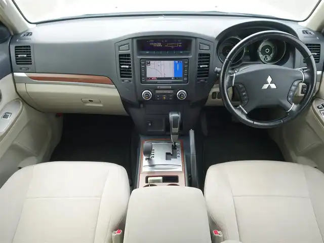 三菱 パジェロ ロング エクシード 山形県 2006(平18)年 10.1万km ウォームホワイトパール 4WD/純正フリップダウンモニター/ロックフォードアコースティックデザインプレミアムサウンドシステム/純正HDDナビ/　　【CD DVD フルセグ MSV】/バックカメラ/クルーズコントロール/HIDオートヘッドライト/17インチアルミホイール/ドライブレコーダー/ステアリングスイッチ/MTモード付AT/電動格納ウィンカーミラー/フォグランプ/リモコンキー/ETC