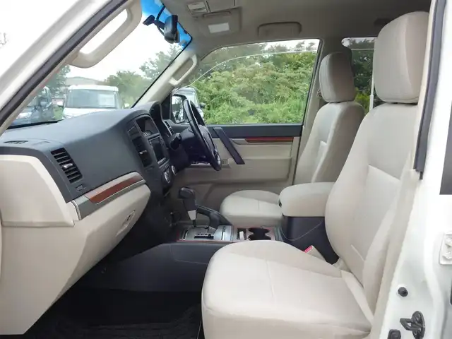 三菱 パジェロ ロング エクシード 山形県 2006(平18)年 10.1万km ウォームホワイトパール 4WD/純正フリップダウンモニター/ロックフォードアコースティックデザインプレミアムサウンドシステム/純正HDDナビ/　　【CD DVD フルセグ MSV】/バックカメラ/クルーズコントロール/HIDオートヘッドライト/17インチアルミホイール/ドライブレコーダー/ステアリングスイッチ/MTモード付AT/電動格納ウィンカーミラー/フォグランプ/リモコンキー/ETC