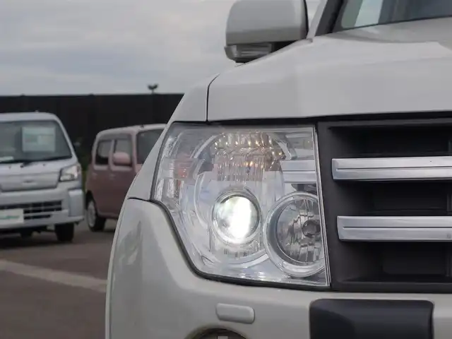 三菱 パジェロ ロング エクシード 山形県 2006(平18)年 10.1万km ウォームホワイトパール 4WD/純正フリップダウンモニター/ロックフォードアコースティックデザインプレミアムサウンドシステム/純正HDDナビ/　　【CD DVD フルセグ MSV】/バックカメラ/クルーズコントロール/HIDオートヘッドライト/17インチアルミホイール/ドライブレコーダー/ステアリングスイッチ/MTモード付AT/電動格納ウィンカーミラー/フォグランプ/リモコンキー/ETC