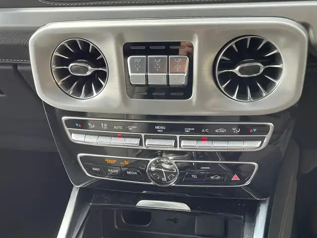 メルセデス・ベンツ ゲレンデヴァーゲン Ｇ４００ｄ AMGライン 神奈川県 2023(令5)年 0.6万km パール ワンオーナー/マヌファクトゥーアプログラム/AMGライン/ラグジュアリーパッケージ/サンルーフ/ブルメスターサウンド/レーダーセーフティパッケージ/黒革シート/純正メモリーナビ・地デジTV/純正USB/BT再生/360°カメラ/ETC2.0/純正前後ドライブレコーダー/前席パワーシート/エアシート/全席シートヒーター/レーダークルーズコントロール/PCS/LKA/BSM/標識認識/純正20インチAW/LEDライト/コーナーセンサー/パドルシフト/プッシュスタート/キーレス×2/R6/7年ディーラー整備記録/保証書・取説あり