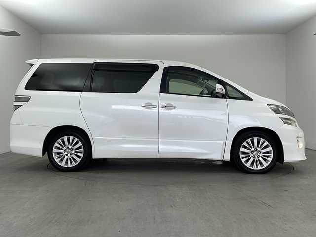 トヨタ ヴェルファイア 2．4Z 兵庫県 2012(平24)年 10.6万km ホワイトパールクリスタルシャイン ・純正ナビ/CD/DVD/MSV/BT/TV/・バックカメラ/・前方ドライブレコーダー/・左右独立エアコン/・MTモード付AT/・ビルトインETC/・革巻ステアリング/・ステアリングスイッチ/・nanoe/・クリアランスソナー/・両側パワースライドドア/・トランクイージークローザー/・オールオートパワーウィンドウ/・横滑り防止装置/・ウインカーミラー/・プッシュスタート/・後席エアコン/・HIDヘッドライト/・フォグランプ/・電動格納ミラー/・スマートキー/・スペアキー/・純正フロアマット/・純正アルミホイール/・取扱説明書/・保証書