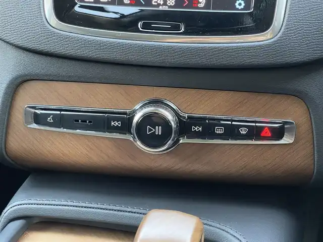 ボルボ ボルボ ＸＣ９０ プラスB5 AWD 山梨県 2022(令4)年 2.4万km シルバー Ｐサンルーフ　/Ｇｏｏｇｌｅナビ　/全周囲Ｃ　/カープレイ　/ＡＣＣ　/ＢＳＡ　/ＬＫＡ　/パイロットＡ　/黒革　/４Ｚシートヒーター　/Ｐシート　/ＬＥＤ　/ＡＨビーム　/デジタルインナーＭ　/Ｐバックドア　/保証書　/スペアＫ