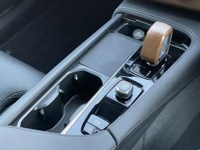 ボルボ ボルボ ＸＣ９０ プラスB5 AWD 山梨県 2022(令4)年 2.4万km シルバー Ｐサンルーフ　/Ｇｏｏｇｌｅナビ　/全周囲Ｃ　/カープレイ　/ＡＣＣ　/ＢＳＡ　/ＬＫＡ　/パイロットＡ　/黒革　/４Ｚシートヒーター　/Ｐシート　/ＬＥＤ　/ＡＨビーム　/デジタルインナーＭ　/Ｐバックドア　/保証書　/スペアＫ