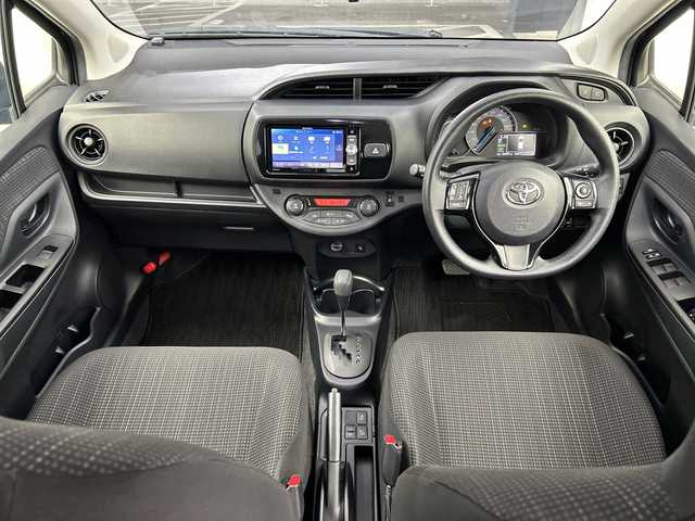 トヨタ ヴィッツ ハイブリッド F 奈良県 2017(平29)年 3.5万km ブラックマイカ SDナビ/AVIC-RW901/Bluetooth フルセグTV CD DVD iPod/バックカメラ/レーンキープアシスト/オートハイビーム/ドラレコ/ETC/スマートキー/純正フロアマット