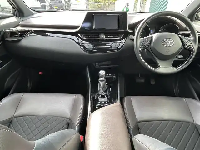 トヨタ Ｃ－ＨＲ G 福岡県 2019(令1)年 3.3万km ブラック/ホワイトパールクリスタルシャイン 2トーン ・純正ナビ/（BLUETOOTH/フルセグ/バックカメラ/・ETC/・ドライブレコーダー/・スペアキー/・クルーズコントロール/・レーンキープアシスト/・エアロパーツ/・LEDライト/・シートヒーター/・クリアランスソナー/・純正フロアマット/・アルミホイール/・プッシュスタート/・保証書/・取扱説明書