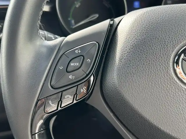 トヨタ Ｃ－ＨＲ G 福岡県 2019(令1)年 3.3万km ブラック/ホワイトパールクリスタルシャイン 2トーン ・純正ナビ/（BLUETOOTH/フルセグ/バックカメラ/・ETC/・ドライブレコーダー/・スペアキー/・クルーズコントロール/・レーンキープアシスト/・エアロパーツ/・LEDライト/・シートヒーター/・クリアランスソナー/・純正フロアマット/・アルミホイール/・プッシュスタート/・保証書/・取扱説明書