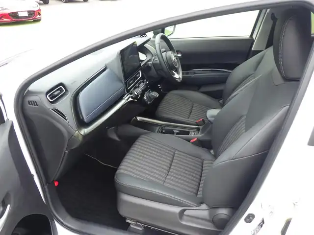 トヨタ アクア Z 千葉県 2021(令3)年 1.2万km プラチナホワイトパールマイカ Toyota Safety Sense/・プリクラッシュセーフティ/・レーンディパーチャーアラート/・オートハイビーム/・レーダークルーズコントロール/・ブラインドスポットモニター/アドバンスドパーク/ヘッドアップディスプレイ/アイドリングストップ/純正コネクティッドナビ/地デジTV/【Bluetooth接続】/パノラミックビューモニター/ドライブレコーダー（前後撮影）/運転席パワーシート/ハーフレザーシート/前席シートヒーター/ステアリングヒーター/ステアリングスイッチ/革巻きステアリング/ETC（2.0）/LEDヘッドライト/ウインカーミラー/モデリスタ15インチアルミホイル/サイド/カーテンエアバッグ/スマートキー