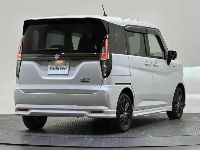 スズキ ソリオ HV SZ 愛媛県 2023(令5)年 0.8万km ピュアホワイトP ・８型ナビ（フルセグＴＶ・ＢＴ・ＣＤＤＶＤ・ＦＭＡＭ・ＳＤ）/・全方位カメラ　/・ＥＴＣ　/・両側電動ドア　/・レーダークルーズコントロール　/・前後コーナーセンサー　/・レーンキープアシスト　/・ＤＮ席シートヒーター　/・ＵＳＢ充電/・衝突軽減/・ヘッドアップディスプレイ