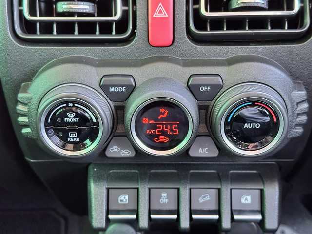 スズキ ジムニー XC 宮城県 2023(令5)年 0.4万km ミディアムグレー ワンオーナー/4WD/社外9インチSDナビ/【CD・DVD・SD・BT・HDMI・フルセグTV】/バックカメラ/純正16インチAW（マッドタイヤ・ホワイトレター）/クルーズコントロール/純正OPグリル/社外HKSマフラー/前席シートヒーター/アイドリングストップ/横滑り防止装置/レーンキープアラート/背面タイヤ/ステアリングスイッチ/電動格納ミラー/オートライト/LEDヘッドライト/LEDフォグ/スマートキーX２/ETC