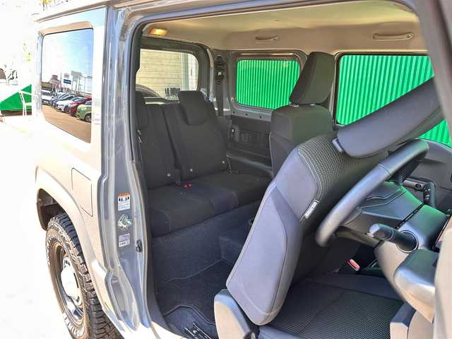 スズキ ジムニー XC 宮城県 2023(令5)年 0.4万km ミディアムグレー ワンオーナー/4WD/社外9インチSDナビ/【CD・DVD・SD・BT・HDMI・フルセグTV】/バックカメラ/純正16インチAW（マッドタイヤ・ホワイトレター）/クルーズコントロール/純正OPグリル/社外HKSマフラー/前席シートヒーター/アイドリングストップ/横滑り防止装置/レーンキープアラート/背面タイヤ/ステアリングスイッチ/電動格納ミラー/オートライト/LEDヘッドライト/LEDフォグ/スマートキーX２/ETC