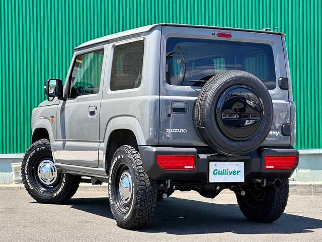 スズキ ジムニー XC 宮城県 2023(令5)年 0.4万km ミディアムグレー ワンオーナー/4WD/社外9インチSDナビ/【CD・DVD・SD・BT・HDMI・フルセグTV】/バックカメラ/純正16インチAW（マッドタイヤ・ホワイトレター）/クルーズコントロール/純正OPグリル/社外HKSマフラー/前席シートヒーター/アイドリングストップ/横滑り防止装置/レーンキープアラート/背面タイヤ/ステアリングスイッチ/電動格納ミラー/オートライト/LEDヘッドライト/LEDフォグ/スマートキーX２/ETC