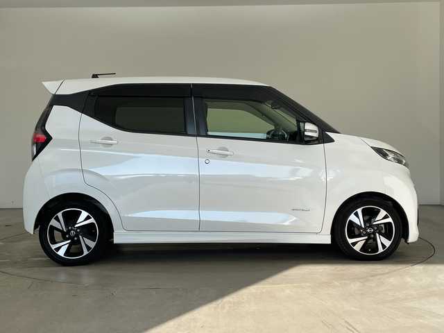 日産 デイズ ハイウェイスターG ターボ 兵庫県 2020(令2)年 6.4万km ホワイトパール ・エマージェンシーブレーキ/・車線逸脱警報/・オートハイビーム/・標識認識機能/・前後コーナーセンサー/・ふらつき警報/・純正ナビ＆フルセグ＆BT＆CD＆AUX/・全方位カメラ/・スマートキー/・プッシュスタート/・LEDヘッドライト/・フォグ/・オートライト/・フロアマット/・ステアリングスイッチ/・電動格納ミラー/・アイドリングストップ/・横滑り防止装置