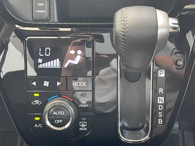 ダイハツ キャスト アクティバ GターボプライムコレSAⅢ 愛知県 2018(平30)年 1.7万km オフビートカーキM /ワンオーナー車/禁煙車//純正メモリナビ【NSZP-X68D】//フルセグTV・Bluetooth・CD・DVD・AM・FM・SD・USB・HDMI//バックカメラ・ETC//ドライブレコーダー(ナビ連動)//LEDヘッドライト//オートライト//オートハイビーム//純正15インチアルミホイール//スマートアシストIII//衝突回避支援ブレーキ//車線逸脱警報//先行車発進お知らせ//衝突警報//誤発進抑制//誤後進抑制//横滑り防止//トラクションコントロール//アイドリングストップ//衝突安全ボディ”TAF”//自動格納ミラー//フロントフォグランプ//プッシュスタート//合皮+ファブリックシート//前席ベンチシート//本革巻きステアリング//ステアリングスイッチ//PWRモード走行//アクセサリーソケット(DC12V 120W)//純正フロアマット//純正バイザー//イモビライザー//スペアキー1本//新車保証書/取扱説明書//ナビ説明書