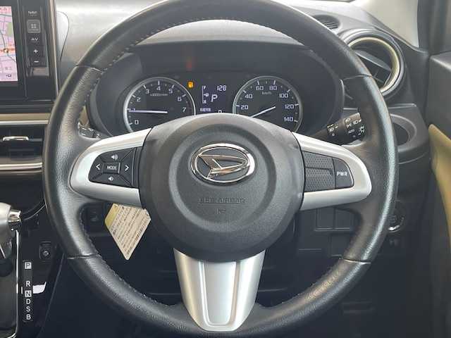 ダイハツ キャスト アクティバ GターボプライムコレSAⅢ 愛知県 2018(平30)年 1.7万km オフビートカーキM /ワンオーナー車/禁煙車//純正メモリナビ【NSZP-X68D】//フルセグTV・Bluetooth・CD・DVD・AM・FM・SD・USB・HDMI//バックカメラ・ETC//ドライブレコーダー(ナビ連動)//LEDヘッドライト//オートライト//オートハイビーム//純正15インチアルミホイール//スマートアシストIII//衝突回避支援ブレーキ//車線逸脱警報//先行車発進お知らせ//衝突警報//誤発進抑制//誤後進抑制//横滑り防止//トラクションコントロール//アイドリングストップ//衝突安全ボディ”TAF”//自動格納ミラー//フロントフォグランプ//プッシュスタート//合皮+ファブリックシート//前席ベンチシート//本革巻きステアリング//ステアリングスイッチ//PWRモード走行//アクセサリーソケット(DC12V 120W)//純正フロアマット//純正バイザー//イモビライザー//スペアキー1本//新車保証書/取扱説明書//ナビ説明書