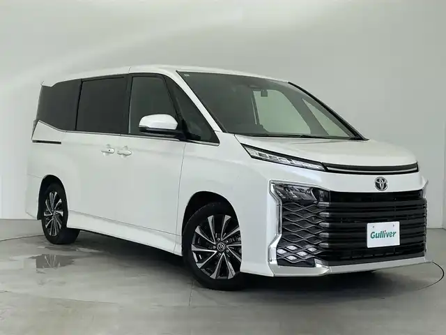 トヨタ ヴォクシー S－Z 富山県 2022(令4)年 2.7万km ホワイトパールクリスタルシャイン 純正ディスプレイオーディオ（AM/FM/BT/USB）/バックカメラ/ドライブレコーダー/ETC/ヘッドアップディスプレイ/デジタルインナーミラー/オートホールド付電子パーキング/ハーフレザーシート/シートヒーター/衝突被害軽減システム/レーダークルーズコントロール/レーンキープアシスト/コーナーセンサー/横滑り防止装置/純正アルミホイール/社外フロアマット/オートLEDライト/オートマチックハイビーム/革巻きステアリング/ステアリングスイッチ/スマートキー