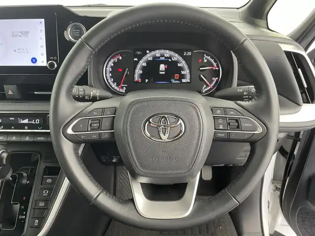 トヨタ ヴォクシー S－Z 富山県 2022(令4)年 2.7万km ホワイトパールクリスタルシャイン 純正ディスプレイオーディオ（AM/FM/BT/USB）/バックカメラ/ドライブレコーダー/ETC/ヘッドアップディスプレイ/デジタルインナーミラー/オートホールド付電子パーキング/ハーフレザーシート/シートヒーター/衝突被害軽減システム/レーダークルーズコントロール/レーンキープアシスト/コーナーセンサー/横滑り防止装置/純正アルミホイール/社外フロアマット/オートLEDライト/オートマチックハイビーム/革巻きステアリング/ステアリングスイッチ/スマートキー