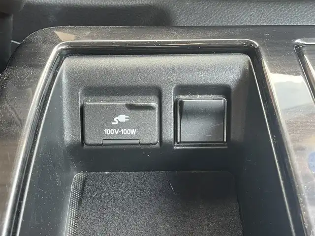 日産 エルグランド 250ハイウェイスター 愛媛県 2015(平27)年 6.4万km ファントムブラック 純正ナビ（Bluetooth/CD/DVD/AUX/フルセグTV)/リアエンターテインメント/バックカメラ/ビルドインETC/前方ドライブレコーダー/両側パワースライドドア/ハーフレザーシート/オットマン/100V充電/クルーズコントロール/純正18インチアルミホイール/純正フロアマット/純正ドアバイザー/LEDヘッドライト/フォグランプ/ABS/横滑り防止装置