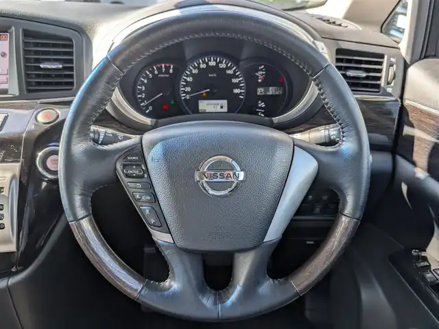 日産 エルグランド 250HWS アーバンクロム 福井県 2012(平24)年 8.4万km ブリリアントホワイトパール メーカーオプションHDDナビ【Bluetooth CD DVD】/４WD/全方位カメラ/両側パワースライドドア/100V充電/横滑り防止装置/アイドリングストップ/盗難防止装置/キセノンライト/オートライト/ハーフレザーシート/オットマン/チップアップシート/スマートキー【スペア1本】/純正フロアマット/社外アルミホイール【レオニス製】/禁煙