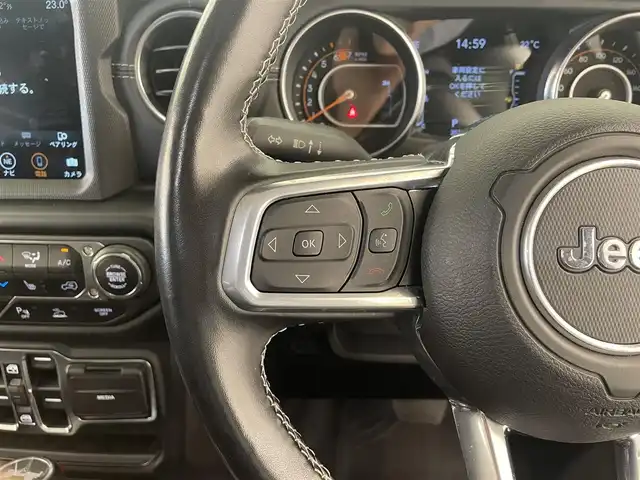 クライスラー・ジープ ラングラー アンリミテッド サハラ 岡山県 2020(令2)年 3.6万km ブライトホワイトクリアコート アダプティブクルーズコントロール/ブラインドスポットモニター/リアクロスパスディテクション/自動ブレーキ/パークアシスト/ブラックレザーシート/シートヒーター/ステアリングヒーター/純正ナビ/フルセグTV/アルパイン製９スピーカー/ＬＥＤヘッドライト/ＬＥＤフロントフォグ/オートライト/ＡｐｐｌｅＣａｒＰｌａｙ/Bluetooth/ＥＴＣ/社外サイドステップ