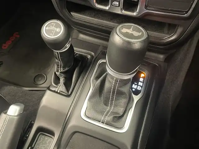 クライスラー・ジープ ラングラー アンリミテッド サハラ 岡山県 2020(令2)年 3.6万km ブライトホワイトクリアコート アダプティブクルーズコントロール/ブラインドスポットモニター/リアクロスパスディテクション/自動ブレーキ/パークアシスト/ブラックレザーシート/シートヒーター/ステアリングヒーター/純正ナビ/フルセグTV/アルパイン製９スピーカー/ＬＥＤヘッドライト/ＬＥＤフロントフォグ/オートライト/ＡｐｐｌｅＣａｒＰｌａｙ/Bluetooth/ＥＴＣ/社外サイドステップ