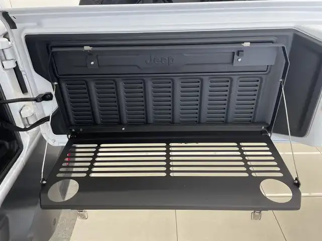 クライスラー・ジープ ラングラー アンリミテッド サハラ 岡山県 2020(令2)年 3.6万km ブライトホワイトクリアコート アダプティブクルーズコントロール/ブラインドスポットモニター/リアクロスパスディテクション/自動ブレーキ/パークアシスト/ブラックレザーシート/シートヒーター/ステアリングヒーター/純正ナビ/フルセグTV/アルパイン製９スピーカー/ＬＥＤヘッドライト/ＬＥＤフロントフォグ/オートライト/ＡｐｐｌｅＣａｒＰｌａｙ/Bluetooth/ＥＴＣ/社外サイドステップ
