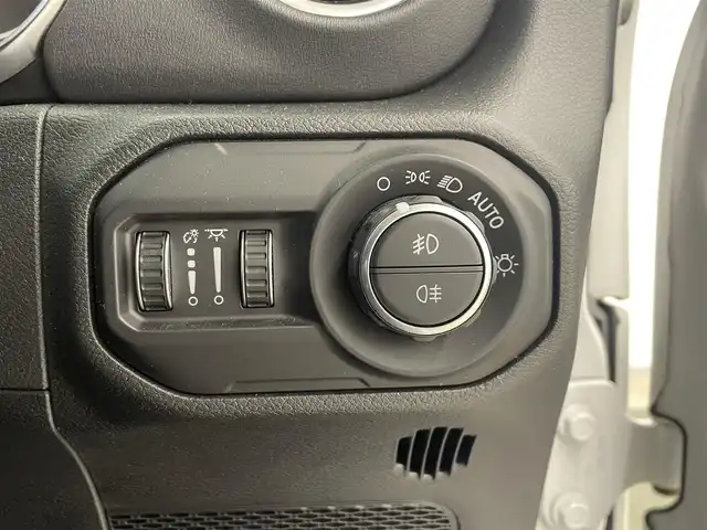 クライスラー・ジープ ラングラー アンリミテッド サハラ 岡山県 2020(令2)年 3.6万km ブライトホワイトクリアコート アダプティブクルーズコントロール/ブラインドスポットモニター/リアクロスパスディテクション/自動ブレーキ/パークアシスト/ブラックレザーシート/シートヒーター/ステアリングヒーター/純正ナビ/フルセグTV/アルパイン製９スピーカー/ＬＥＤヘッドライト/ＬＥＤフロントフォグ/オートライト/ＡｐｐｌｅＣａｒＰｌａｙ/Bluetooth/ＥＴＣ/社外サイドステップ