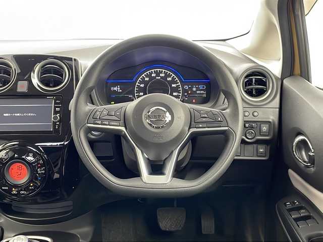 日産 ノート e－パワー X 栃木県 2017(平29)年 1.9万km ギャラクシーゴールド 純正ナビ （MM317D-W）/　フルセグTV/DVD/Bluetooth/デジタルインナーミラー/インテリジェントエマージェンシーブレーキ/レーダークルーズコントロール/全周囲カメラ/コーナーセンサー/ドライブレコーダー/AUTOライト/ETC