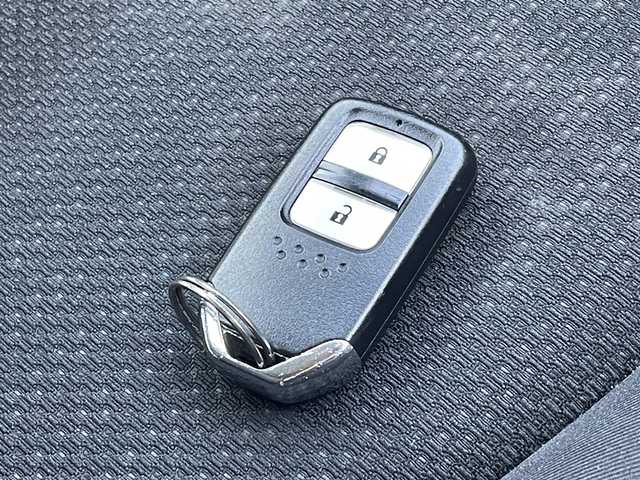 ホンダ ヴェゼル ハイブリッド X 神奈川県 2014(平26)年 14.8万km ホワイトオーキッドパール 【(株)IDOMが運営する【じしゃロン相模原店】の自社ローン対象車両になります。こちらは現金ご利用時の価格です。自社ローンご希望の方は別途その旨お申付け下さい。】/純正メモリナビ／Ｂｌｕｅｔｏｏｔｈ／ワンセグＴＶ／ＣＤ/バックカメラ/ＥＴＣ/スマートキー/プッシュエンジンスタート/前方ドライブレコーダー/オートライト/ＨＩＤ/パドルシフト/純正アルミホイール