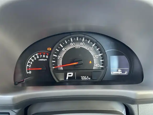 スズキ エブリイ JOIN 高知県 2024(令6)年 0.7万km グレー 社外ディスプレイオーディオ/バックカメラ/Bluetooth・USB接続/プッシュスタート/スマートキー/シートヒーター/オートライト/コーナーセンサー/衝突軽減ブレーキ/レーンアシスト/革調シートカバー/アイドリングストップ/オーバーヘッドコンソール/ドアバイザー/電動格納ミラー