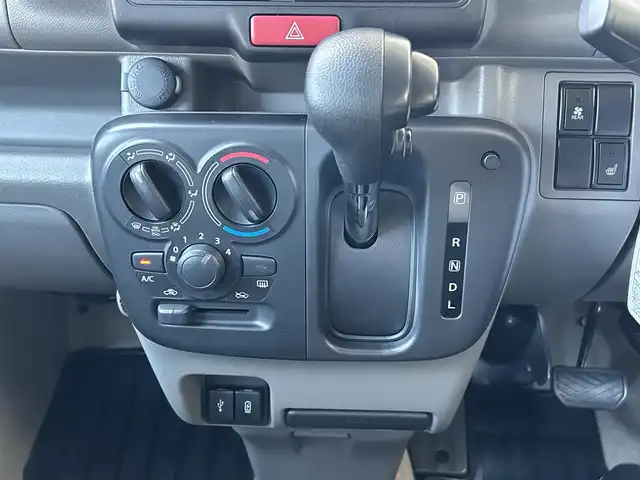 スズキ エブリイ JOIN 高知県 2024(令6)年 0.7万km グレー 社外ディスプレイオーディオ/バックカメラ/Bluetooth・USB接続/プッシュスタート/スマートキー/シートヒーター/オートライト/コーナーセンサー/衝突軽減ブレーキ/レーンアシスト/革調シートカバー/アイドリングストップ/オーバーヘッドコンソール/ドアバイザー/電動格納ミラー