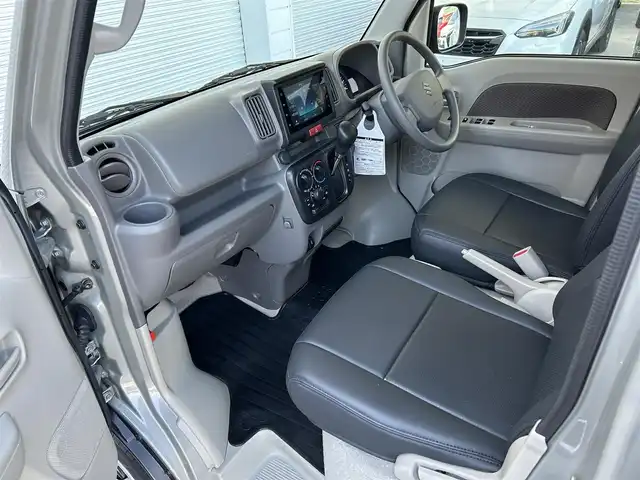スズキ エブリイ JOIN 高知県 2024(令6)年 0.7万km グレー 社外ディスプレイオーディオ/バックカメラ/Bluetooth・USB接続/プッシュスタート/スマートキー/シートヒーター/オートライト/コーナーセンサー/衝突軽減ブレーキ/レーンアシスト/革調シートカバー/アイドリングストップ/オーバーヘッドコンソール/ドアバイザー/電動格納ミラー