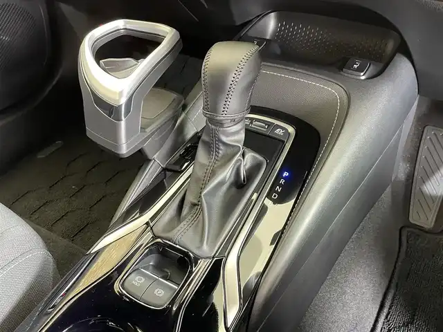 トヨタ カローラ スポーツ ハイブリッドG 岩手県 2023(令5)年 0.9万km グレーメタリック メーカーオプション10.5インチディスプレイオーディオ(ナビ/フルセグTV/USB(C端子入力)/AppleCarPlay/AndroidAuto/ミラキャスト)/トヨタセーフティセンス/プリクラッシュセーフティ/レーダークルーズコントロール/レーントレーシングアシスト/プロアクティブドライビングアシスト/オートマチックハイビーム/ドライバー異常時対応システム/ロードサインアシスト/メーカーオプションブラインドスポットモニター・安心降車アシスト/クリアランスソナー/パーキングサポートブレーキ/横滑り防止装置/メーカーオプション快適温熱シート/ブレーキホールド/録画機能付きバックガイドモニター/純正ドライブレコーダー/ETC2.0/応急用スペアタイヤ/デッキボード/LEDヘッドランプ/純正16インチアルミホイール