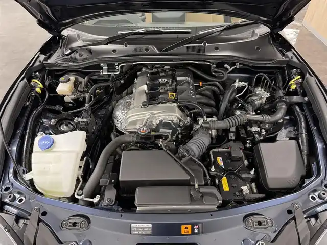 マツダ ロードスター S レザーパッケージ Vセレクション 三重県 2024(令6)年 0.5万km ディープクリスタルブルーマイカ プレミアムガソリン/FR/6F/純正 8.8インチナビ/（FM/AM/Bluetooth/USB/Amazon Alexa/CarPlay/AndroidAuto/TV）/バックカメラ/BOSEサウンドシステム（9スピーカー/AUDIOPILOT2）/ドライブレコーダー 前方/ビルトイン ETC（助手席シート背面）/i-ACTIVSENSE/運転支援/・標識連動車速設定（レーダークルコン連動対応）/・交通標識認識システム/・速度標識警報/・マツダレーダークルーズコントロール（MRCC）/リスク警報/・後側方車両接近検知（RCTA）/・車線逸脱警報（LDWS）/・ブラインドスポットモニタリング（BSM）/・降車時警告/事故回避支援/・ディスタンス＆スピードアラート/・スマートブレーキサポート（前進・後進）/ドライバーアテンションアラート/・疲労・注意力低下警報/装備/・ナッパレザーシート（色：スポーツタン）/・シートヒーター（D/N）/・オートエアコン/・オートライト/・アダプティブLEDヘッドライト/・オートワイパー/・ステアリングスイッチ/・プッシュスタート/・純正16inAW/・入力用USB type-Cジャックx2/・クロス（布）ルーフ：ベージュ色/など