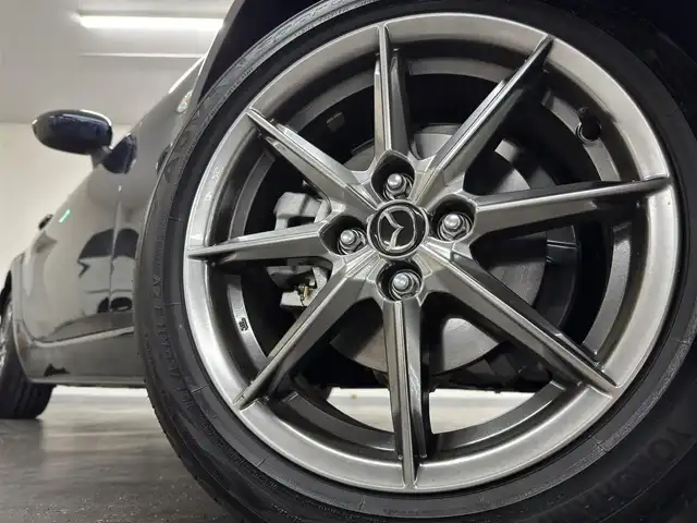 マツダ ロードスター S レザーパッケージ Vセレクション 三重県 2024(令6)年 0.5万km ディープクリスタルブルーマイカ プレミアムガソリン/FR/6F/純正 8.8インチナビ/（FM/AM/Bluetooth/USB/Amazon Alexa/CarPlay/AndroidAuto/TV）/バックカメラ/BOSEサウンドシステム（9スピーカー/AUDIOPILOT2）/ドライブレコーダー 前方/ビルトイン ETC（助手席シート背面）/i-ACTIVSENSE/運転支援/・標識連動車速設定（レーダークルコン連動対応）/・交通標識認識システム/・速度標識警報/・マツダレーダークルーズコントロール（MRCC）/リスク警報/・後側方車両接近検知（RCTA）/・車線逸脱警報（LDWS）/・ブラインドスポットモニタリング（BSM）/・降車時警告/事故回避支援/・ディスタンス＆スピードアラート/・スマートブレーキサポート（前進・後進）/ドライバーアテンションアラート/・疲労・注意力低下警報/装備/・ナッパレザーシート（色：スポーツタン）/・シートヒーター（D/N）/・オートエアコン/・オートライト/・アダプティブLEDヘッドライト/・オートワイパー/・ステアリングスイッチ/・プッシュスタート/・純正16inAW/・入力用USB type-Cジャックx2/・クロス（布）ルーフ：ベージュ色/など