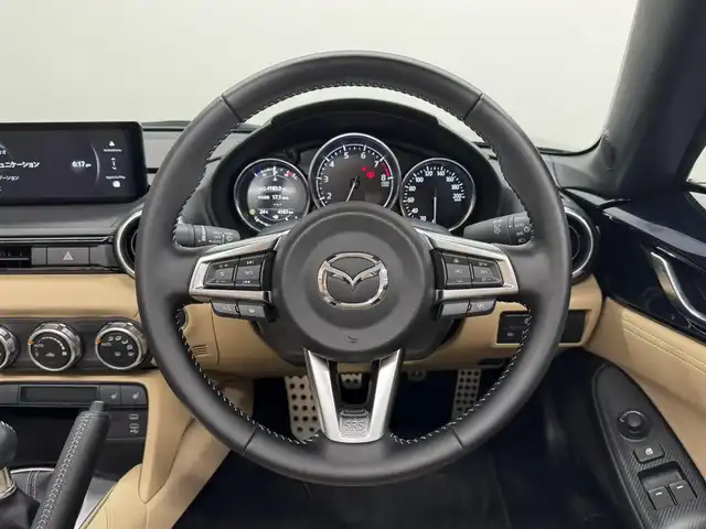 マツダ ロードスター S レザーパッケージ Vセレクション 三重県 2024(令6)年 0.5万km ディープクリスタルブルーマイカ プレミアムガソリン/FR/6F/純正 8.8インチナビ/（FM/AM/Bluetooth/USB/Amazon Alexa/CarPlay/AndroidAuto/TV）/バックカメラ/BOSEサウンドシステム（9スピーカー/AUDIOPILOT2）/ドライブレコーダー 前方/ビルトイン ETC（助手席シート背面）/i-ACTIVSENSE/運転支援/・標識連動車速設定（レーダークルコン連動対応）/・交通標識認識システム/・速度標識警報/・マツダレーダークルーズコントロール（MRCC）/リスク警報/・後側方車両接近検知（RCTA）/・車線逸脱警報（LDWS）/・ブラインドスポットモニタリング（BSM）/・降車時警告/事故回避支援/・ディスタンス＆スピードアラート/・スマートブレーキサポート（前進・後進）/ドライバーアテンションアラート/・疲労・注意力低下警報/装備/・ナッパレザーシート（色：スポーツタン）/・シートヒーター（D/N）/・オートエアコン/・オートライト/・アダプティブLEDヘッドライト/・オートワイパー/・ステアリングスイッチ/・プッシュスタート/・純正16inAW/・入力用USB type-Cジャックx2/・クロス（布）ルーフ：ベージュ色/など