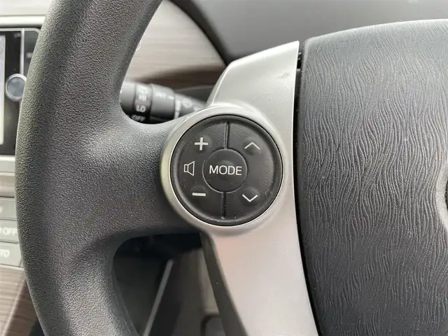 トヨタ プリウス S 長野県 2013(平25)年 6.8万km ブラック 純正ナビ(AM/FM/BT/TV/DVD)/プッシュスタート/フルセグテレビ/ナックカメラ/ETC/スペアキー/純正フロアマット/ABS/横滑り防止装置/オートライト