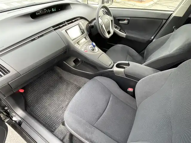 トヨタ プリウス S 長野県 2013(平25)年 6.8万km ブラック 純正ナビ(AM/FM/BT/TV/DVD)/プッシュスタート/フルセグテレビ/ナックカメラ/ETC/スペアキー/純正フロアマット/ABS/横滑り防止装置/オートライト