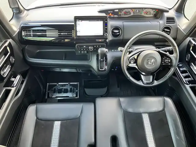 ホンダ Ｎ ＢＯＸ カスタム L ターボ 静岡県 2021(令3)年 3.4万km プラチナホワイトパール 純正8インチナビ（CD/DVD/BT/フルセグ）/バックカメラ/D席N席シートヒーター/パドルシフト/エンジンスタートボタン/パワーステアリング/パワーウィンドウ/アイドリングストップ/スマートキー/オートエアコン/レーダークルーズコントロール/USB入力端子/ETC/純正フロアマット/純正アルミホイール/ベンチシート/ハーフレザーシート/両側パワースライドドア/ABS/横滑り防止装置/コーナーセンサー/レーンキープアシスト/盗難防止装置/オートライト/オートマチックハイビーム/LEDヘッドライト/W+サイドエアバッグ/カーテンエアバッグ/衝突軽減システム