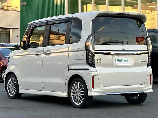 ホンダ Ｎ ＢＯＸ カスタム L ターボ 静岡県 2021(令3)年 3.4万km プラチナホワイトパール 純正8インチナビ（CD/DVD/BT/フルセグ）/バックカメラ/D席N席シートヒーター/パドルシフト/エンジンスタートボタン/パワーステアリング/パワーウィンドウ/アイドリングストップ/スマートキー/オートエアコン/レーダークルーズコントロール/USB入力端子/ETC/純正フロアマット/純正アルミホイール/ベンチシート/ハーフレザーシート/両側パワースライドドア/ABS/横滑り防止装置/コーナーセンサー/レーンキープアシスト/盗難防止装置/オートライト/オートマチックハイビーム/LEDヘッドライト/W+サイドエアバッグ/カーテンエアバッグ/衝突軽減システム