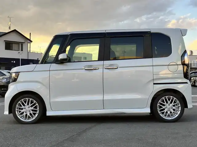 ホンダ Ｎ ＢＯＸ カスタム L ターボ 静岡県 2021(令3)年 3.4万km プラチナホワイトパール 純正8インチナビ（CD/DVD/BT/フルセグ）/バックカメラ/D席N席シートヒーター/パドルシフト/エンジンスタートボタン/パワーステアリング/パワーウィンドウ/アイドリングストップ/スマートキー/オートエアコン/レーダークルーズコントロール/USB入力端子/ETC/純正フロアマット/純正アルミホイール/ベンチシート/ハーフレザーシート/両側パワースライドドア/ABS/横滑り防止装置/コーナーセンサー/レーンキープアシスト/盗難防止装置/オートライト/オートマチックハイビーム/LEDヘッドライト/W+サイドエアバッグ/カーテンエアバッグ/衝突軽減システム