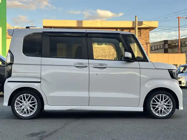 ホンダ Ｎ ＢＯＸ カスタム L ターボ 静岡県 2021(令3)年 3.4万km プラチナホワイトパール 純正8インチナビ（CD/DVD/BT/フルセグ）/バックカメラ/D席N席シートヒーター/パドルシフト/エンジンスタートボタン/パワーステアリング/パワーウィンドウ/アイドリングストップ/スマートキー/オートエアコン/レーダークルーズコントロール/USB入力端子/ETC/純正フロアマット/純正アルミホイール/ベンチシート/ハーフレザーシート/両側パワースライドドア/ABS/横滑り防止装置/コーナーセンサー/レーンキープアシスト/盗難防止装置/オートライト/オートマチックハイビーム/LEDヘッドライト/W+サイドエアバッグ/カーテンエアバッグ/衝突軽減システム
