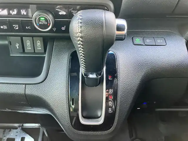 ホンダ Ｎ ＢＯＸ カスタム L ターボ 静岡県 2021(令3)年 3.4万km プラチナホワイトパール 純正8インチナビ（CD/DVD/BT/フルセグ）/バックカメラ/D席N席シートヒーター/パドルシフト/エンジンスタートボタン/パワーステアリング/パワーウィンドウ/アイドリングストップ/スマートキー/オートエアコン/レーダークルーズコントロール/USB入力端子/ETC/純正フロアマット/純正アルミホイール/ベンチシート/ハーフレザーシート/両側パワースライドドア/ABS/横滑り防止装置/コーナーセンサー/レーンキープアシスト/盗難防止装置/オートライト/オートマチックハイビーム/LEDヘッドライト/W+サイドエアバッグ/カーテンエアバッグ/衝突軽減システム