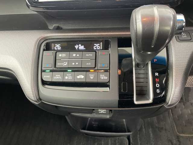 ホンダ ステップワゴン スパーダ ホンダセンシング 道央・札幌 2019(平31)年 8.6万km スーパープラチナメタリック ・４WD/ホンダセンシング/・衝突軽減ブレーキ〈CMBS〉/・LKAS〈車線維持支援システム〉/・レーダークルーズコントロール/・純正9インチインターナビ/・DVD.CD.SD.BT.フルセグ/・マルチビューカメラシステム/・両側パワースライドドア/・リアドアわくわくゲート/・フロントワイパーデアイサー/・LEDライト/オートハイビーム/・ミラーヒーター/・ビルとインETC/・スタッドレスタイヤ積込み有/・スマートキーｘ２