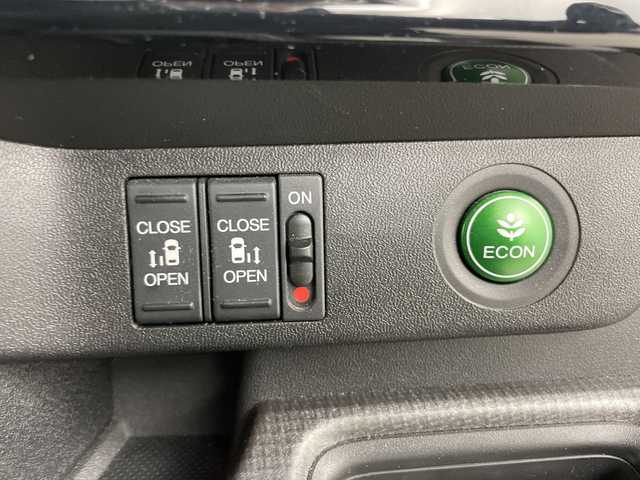 ホンダ ステップワゴン スパーダ ホンダセンシング 道央・札幌 2019(平31)年 8.6万km スーパープラチナメタリック ・４WD/ホンダセンシング/・衝突軽減ブレーキ〈CMBS〉/・LKAS〈車線維持支援システム〉/・レーダークルーズコントロール/・純正9インチインターナビ/・DVD.CD.SD.BT.フルセグ/・マルチビューカメラシステム/・両側パワースライドドア/・リアドアわくわくゲート/・フロントワイパーデアイサー/・LEDライト/オートハイビーム/・ミラーヒーター/・ビルとインETC/・スタッドレスタイヤ積込み有/・スマートキーｘ２