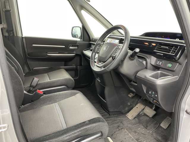 ホンダ ステップワゴン スパーダ ホンダセンシング 道央・札幌 2019(平31)年 8.6万km スーパープラチナメタリック ・４WD/ホンダセンシング/・衝突軽減ブレーキ〈CMBS〉/・LKAS〈車線維持支援システム〉/・レーダークルーズコントロール/・純正9インチインターナビ/・DVD.CD.SD.BT.フルセグ/・マルチビューカメラシステム/・両側パワースライドドア/・リアドアわくわくゲート/・フロントワイパーデアイサー/・LEDライト/オートハイビーム/・ミラーヒーター/・ビルとインETC/・スタッドレスタイヤ積込み有/・スマートキーｘ２