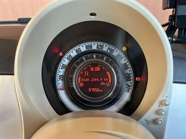 フィアット ５００ ツインエア ポップ 愛知県 2016(平28)年 9.8万km ビアンコ・ガーラ 登録時走行距離97957キロ/純正オーディオ/Bluetooth接続/USB入力端子/前方ドライブレコーダー/革シートカバー/リモコンキー/純正フロアマット/取扱説明書/保証書