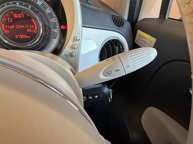 フィアット ５００ ツインエア ポップ 愛知県 2016(平28)年 9.8万km ビアンコ・ガーラ 登録時走行距離97957キロ/純正オーディオ/Bluetooth接続/USB入力端子/前方ドライブレコーダー/革シートカバー/リモコンキー/純正フロアマット/取扱説明書/保証書