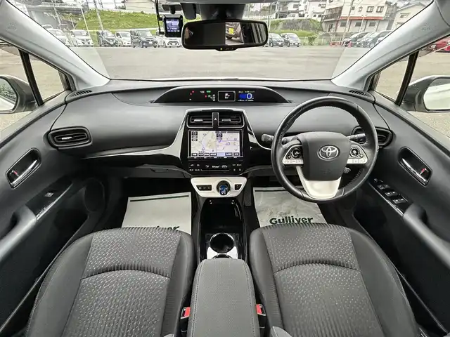 トヨタ プリウス Sセーフティプラス 岡山県 2017(平29)年 5.5万km ホワイトパールクリスタルシャイン 禁煙車/純正9インチナビ/(FM/AM/CD/DVD/フルセグ/Bluetooth)/バックカメラ/ビルドインETC/前後ドライブレコーダー/トヨタセーフティセンス/・衝突軽減システム/・レーダークルーズコントロール/・オートハイビーム/パーキングアシスト/オートライト/LEDヘッドライト/クリアランスソナー/革巻きステアリング/ステアリングリモコン/AAC/プッシュスタート/スマートキー×2